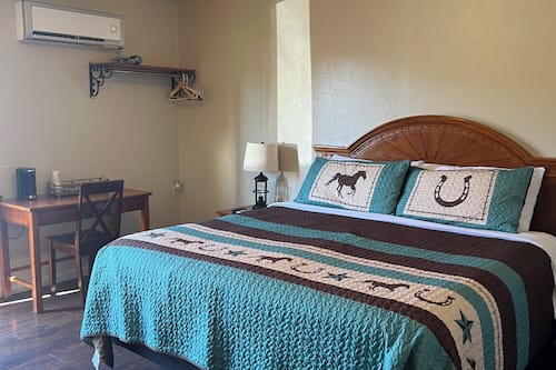 Habitación, 1 cama King size | Wifi gratis y ropa de cama