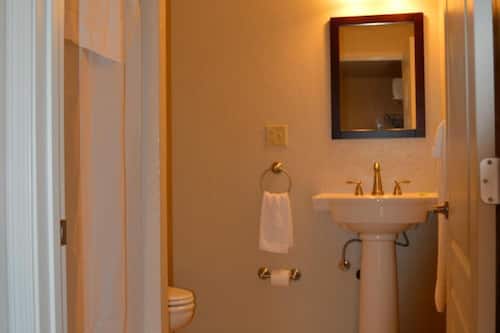 Regadera, amenidades de baño gratuitas, secadora de cabello, toallas