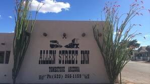 Schild für das Allen Street Inn in Tombstone, Arizona, mit der Telefonnummer (520) 255-1159.