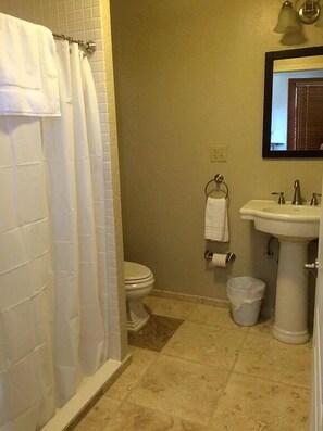 King Room | Bathroom | Shower, free toiletries, hair dryer, towels - Allen Street Inn (Tombstone)