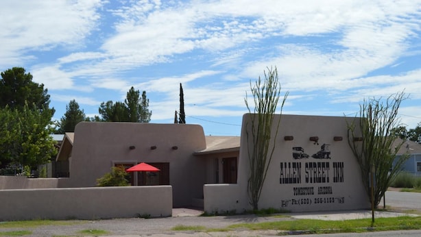 Ein Gebäude mit einem Schild für das 'Allen Street Inn' in Tombstone, Arizona.