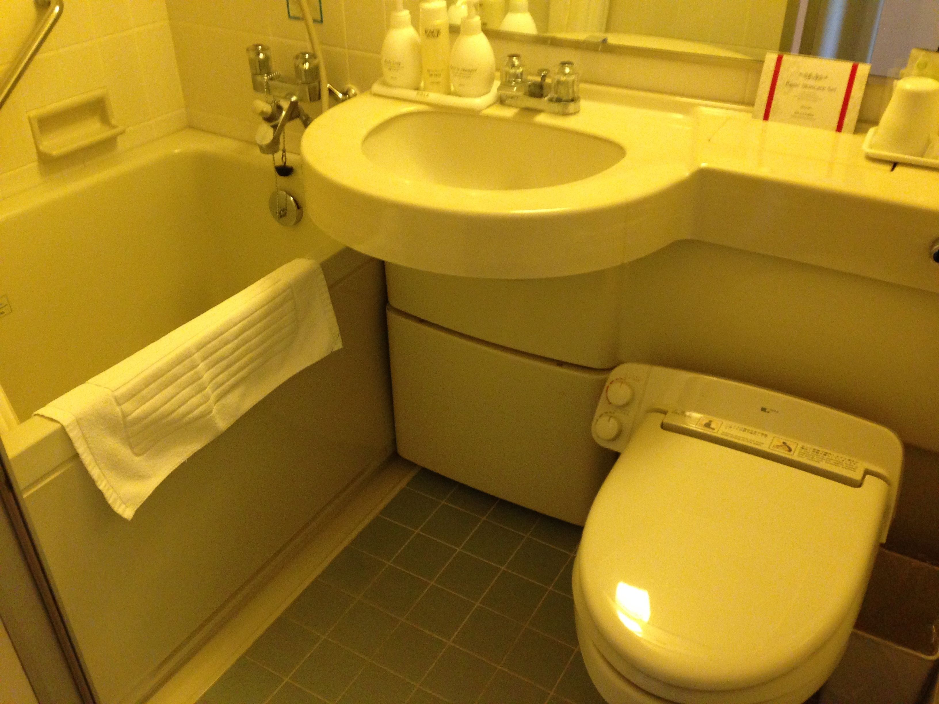 Ein Badezimmer mit Badewanne, Waschbecken und Toilette.