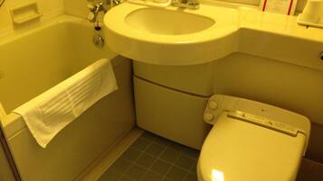 Ein Badezimmer mit Badewanne, Waschbecken und Toilette.