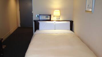 高級寝具、羽毛の掛け布団、デスク、ノートパソコン用作業スペース