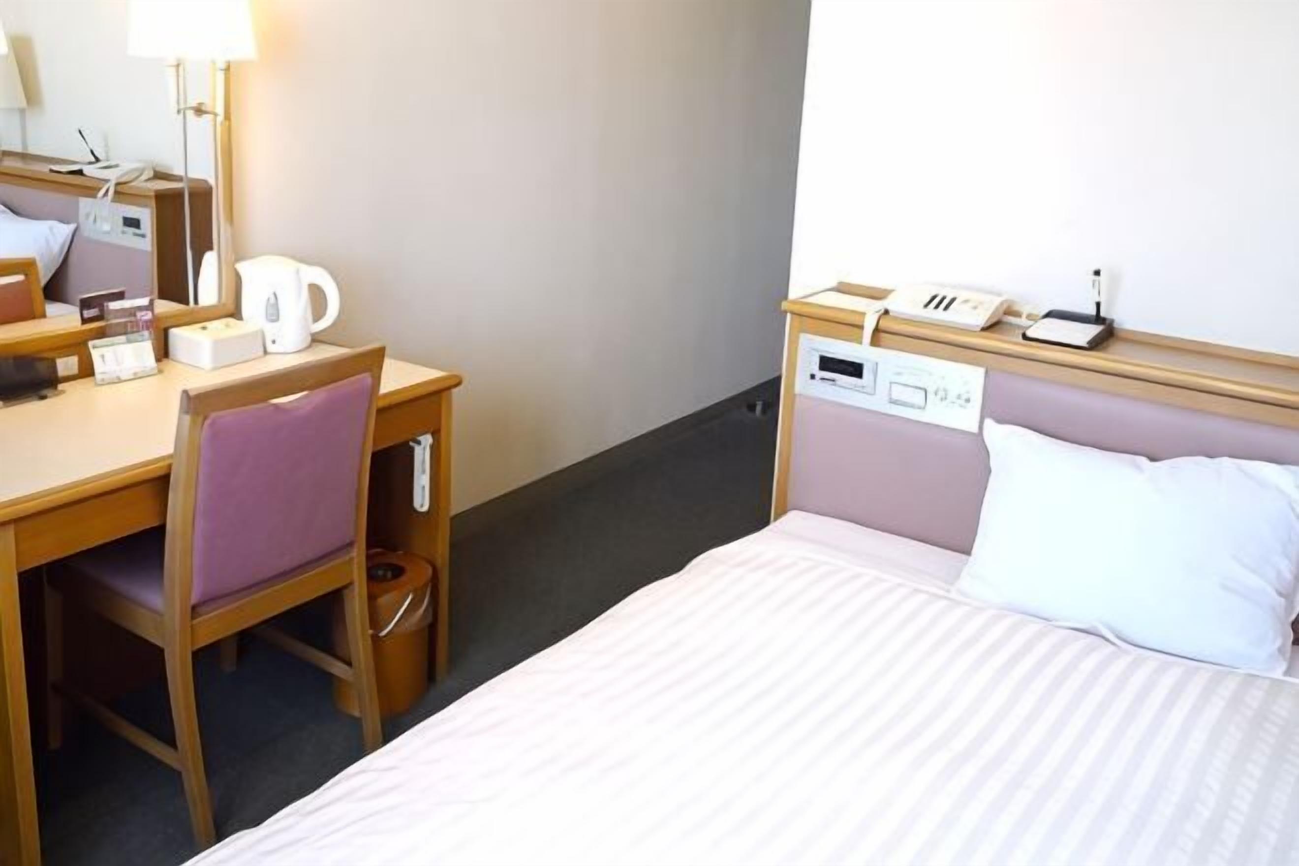 Escritorio, cortinas blackout y tabla de planchar con plancha 