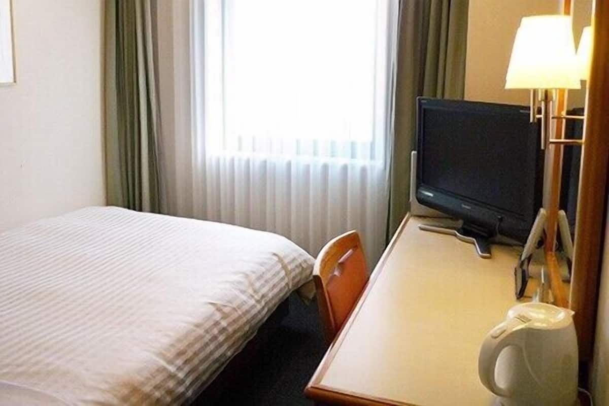 Escritorio, cortinas opacas, tabla de planchar con plancha y wifi gratis