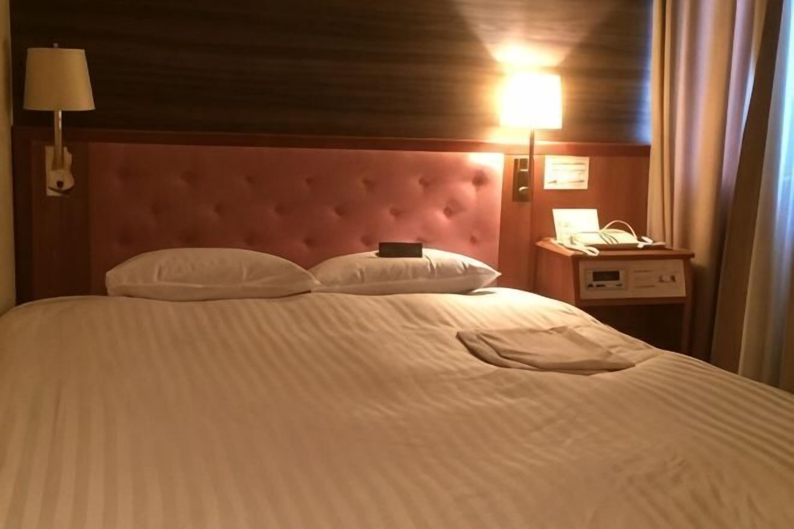 Escritorio, cortinas blackout y tabla de planchar con plancha 