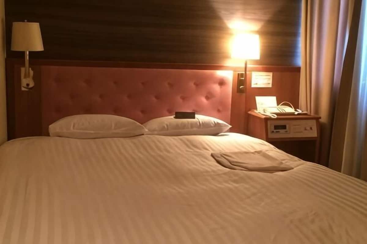 Escritorio, cortinas blackout y tabla de planchar con plancha