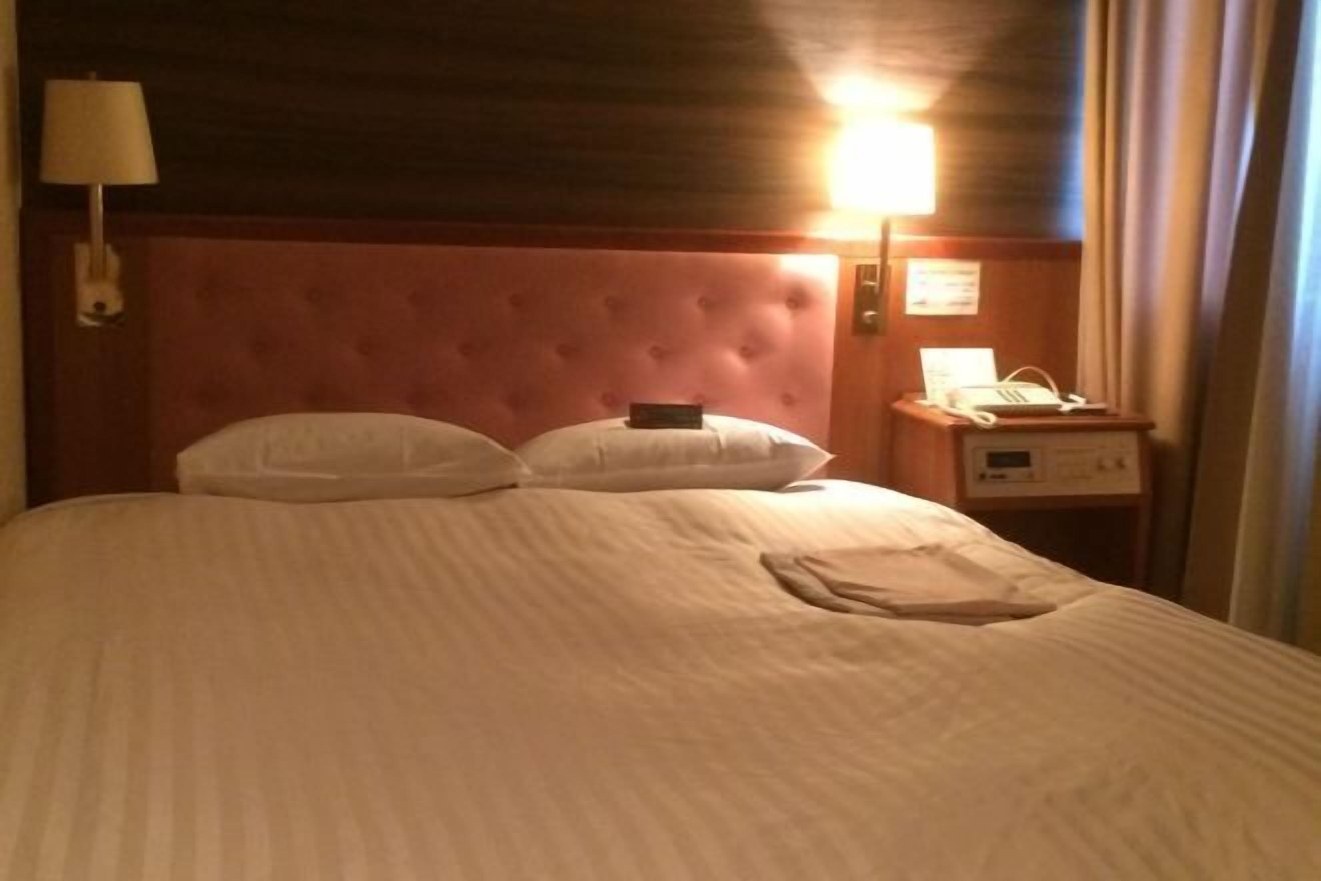 Escritorio, cortinas blackout y tabla de planchar con plancha 