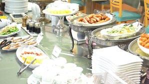 Ein reichhaltiges Buffet mit verschiedenen Speisen und Geschirr.