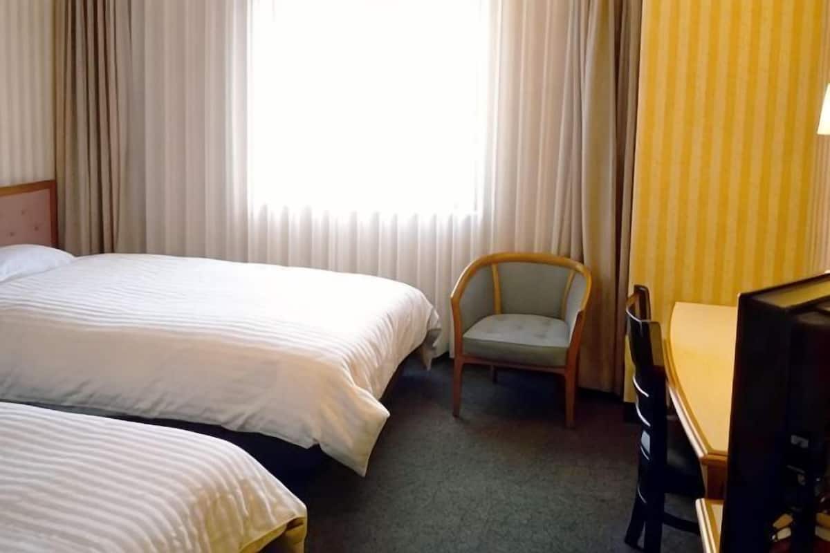 Escritorio, cortinas blackout y tabla de planchar con plancha