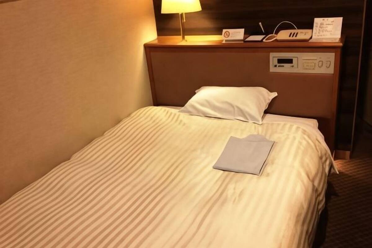 Escritorio, cortinas blackout y tabla de planchar con plancha