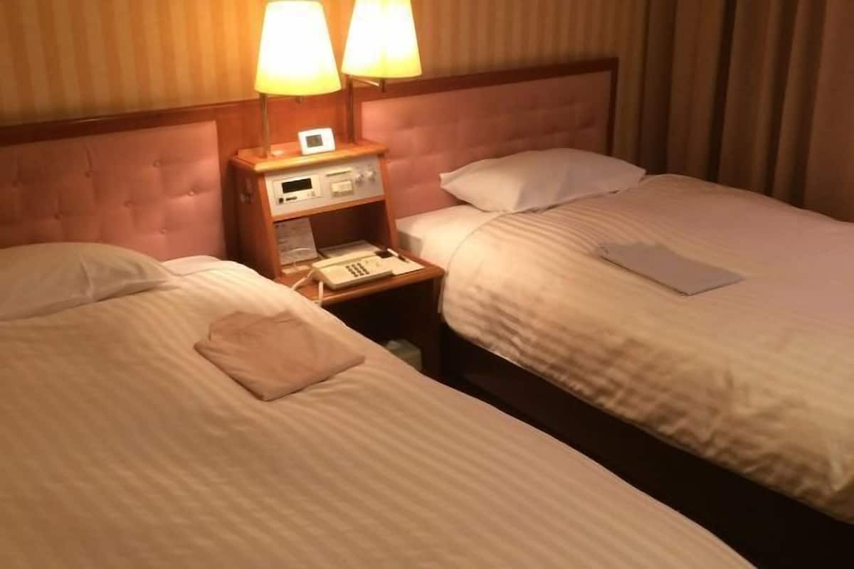 Escritorio, cortinas blackout y tabla de planchar con plancha