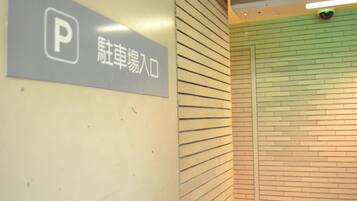 A parking sign with a wheelchair symbol and Chinese characters.