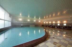 Una piscina al aire libre de temporada