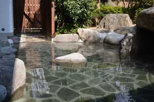Una piscina al aire libre de temporada