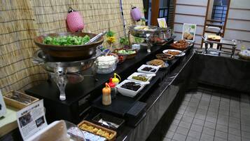 Daily buffet breakfast (JPY 800 per person)