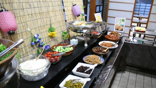 Een buffet met diverse gerechten en toevoegingen.