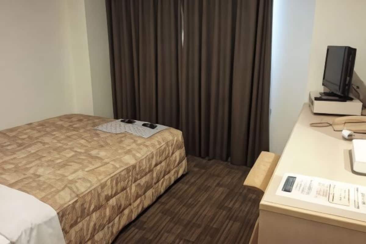 Soundproofing, free WiFi, bed sheets