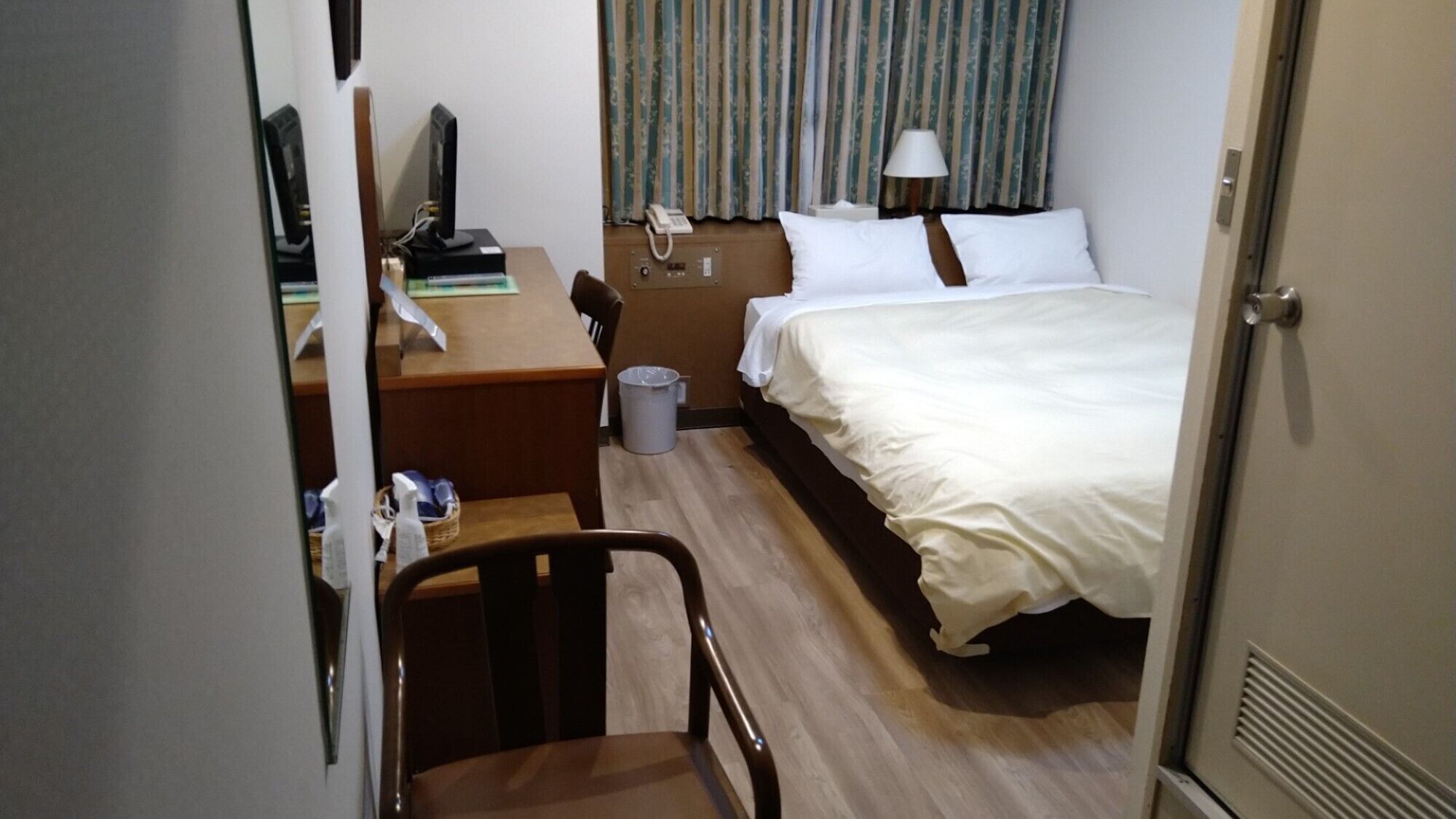 Meja, langsir/tirai gelap terus, seterika/papan seterika, Wi-fi percuma 