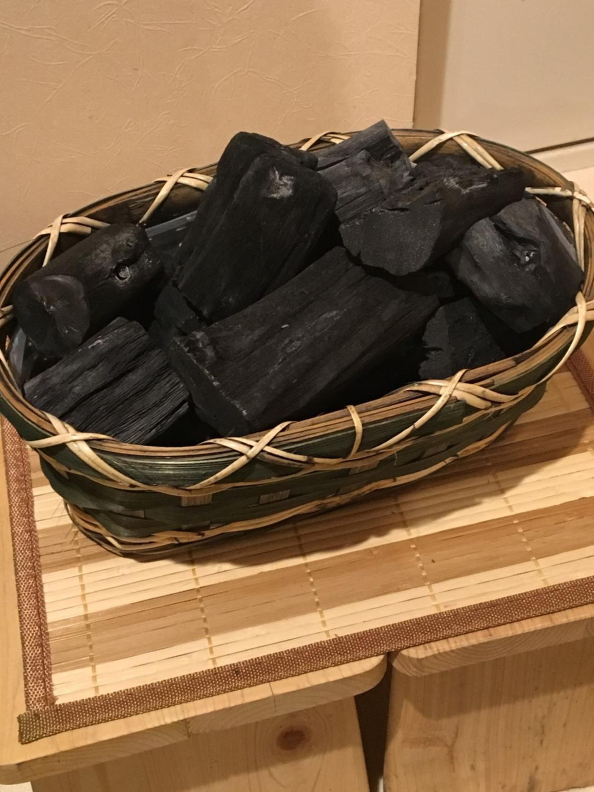 Bañera con ducha, pantuflas, toallas