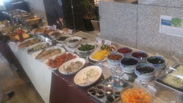 Daily buffet breakfast (JPY 750 per person)