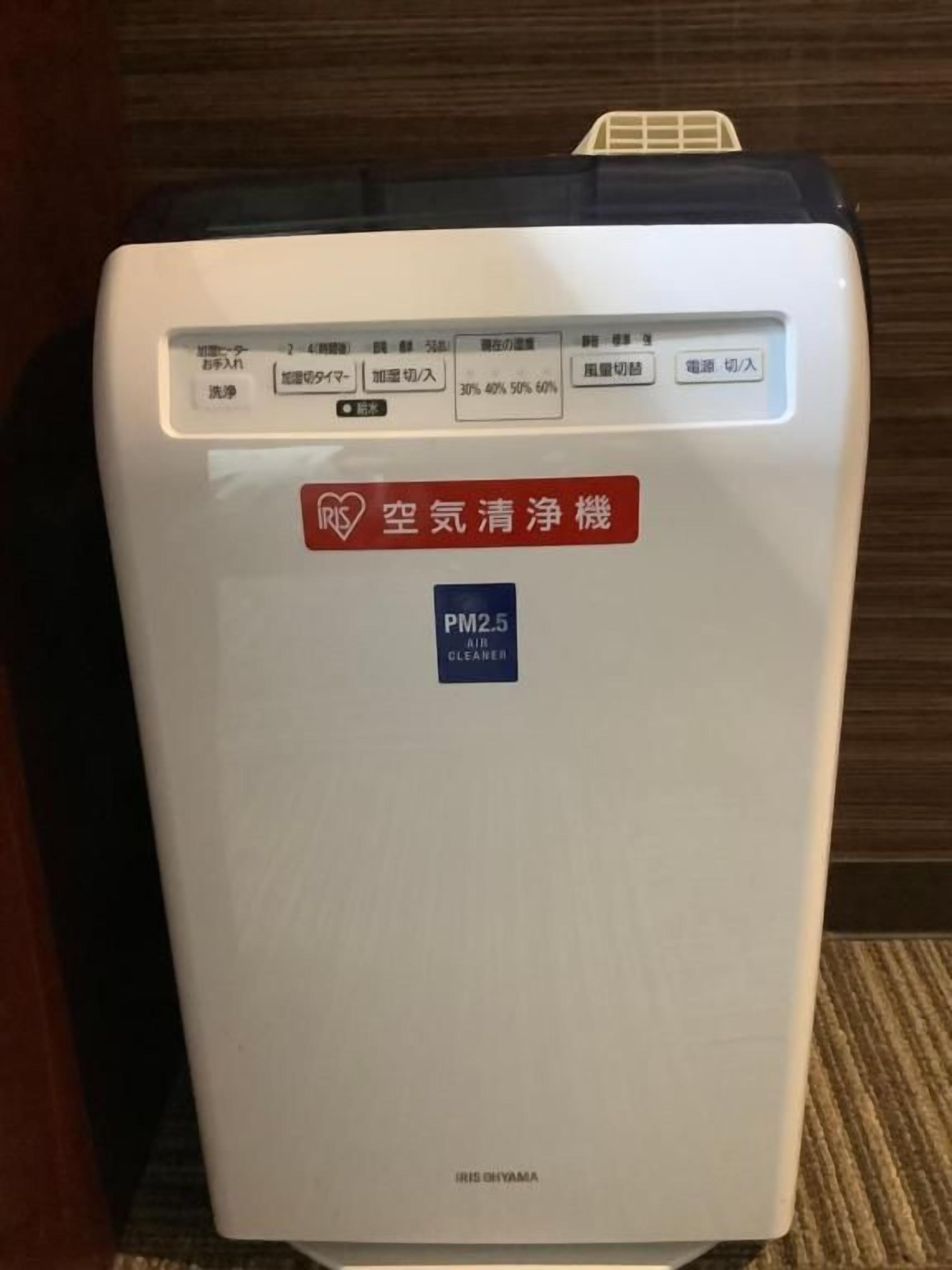 Un dispositivo purificador de aire PM2.5 con panel de control y nombre de marca.