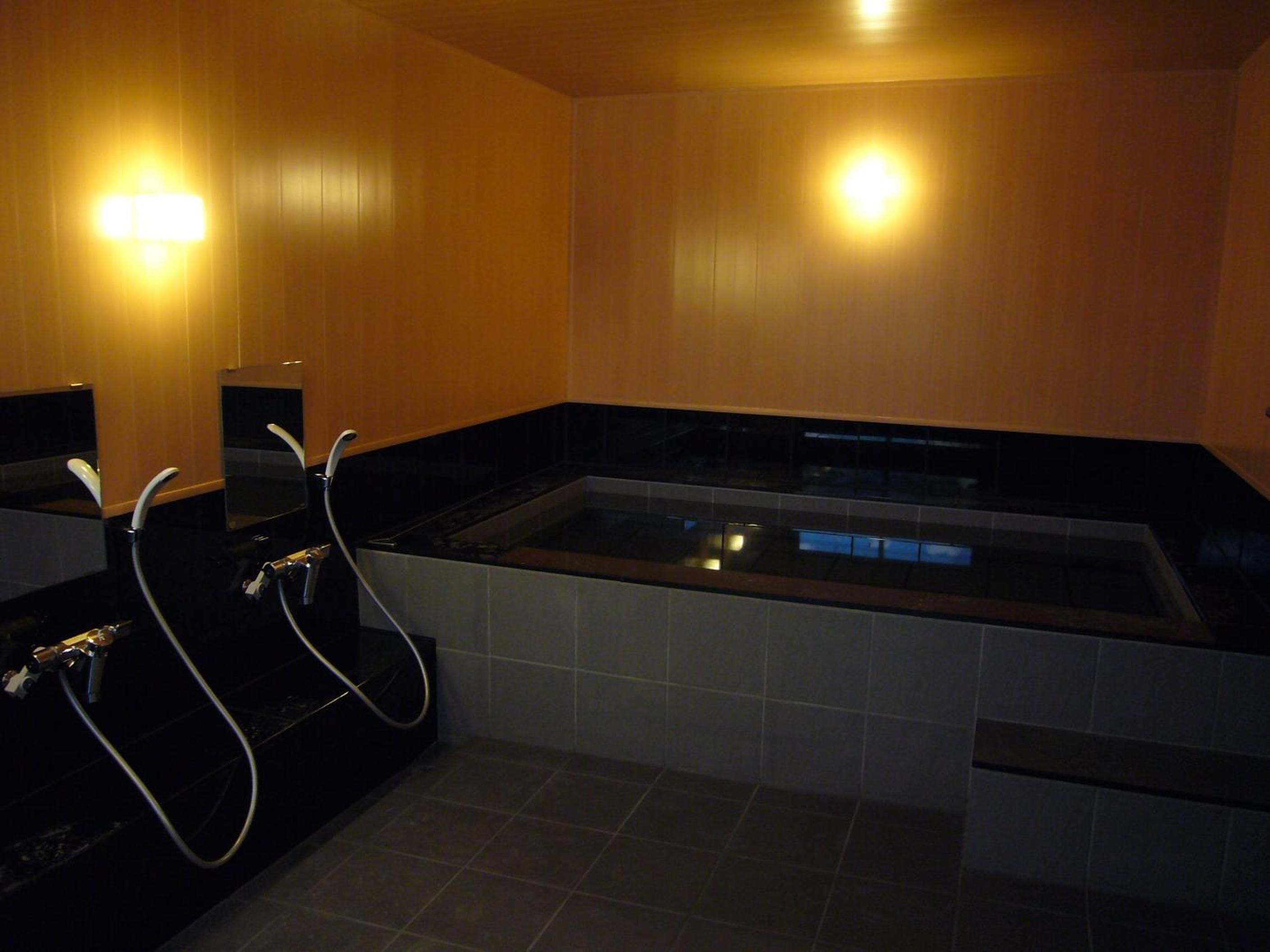 Un bagno con una vasca, due lavandini e una zona doccia.