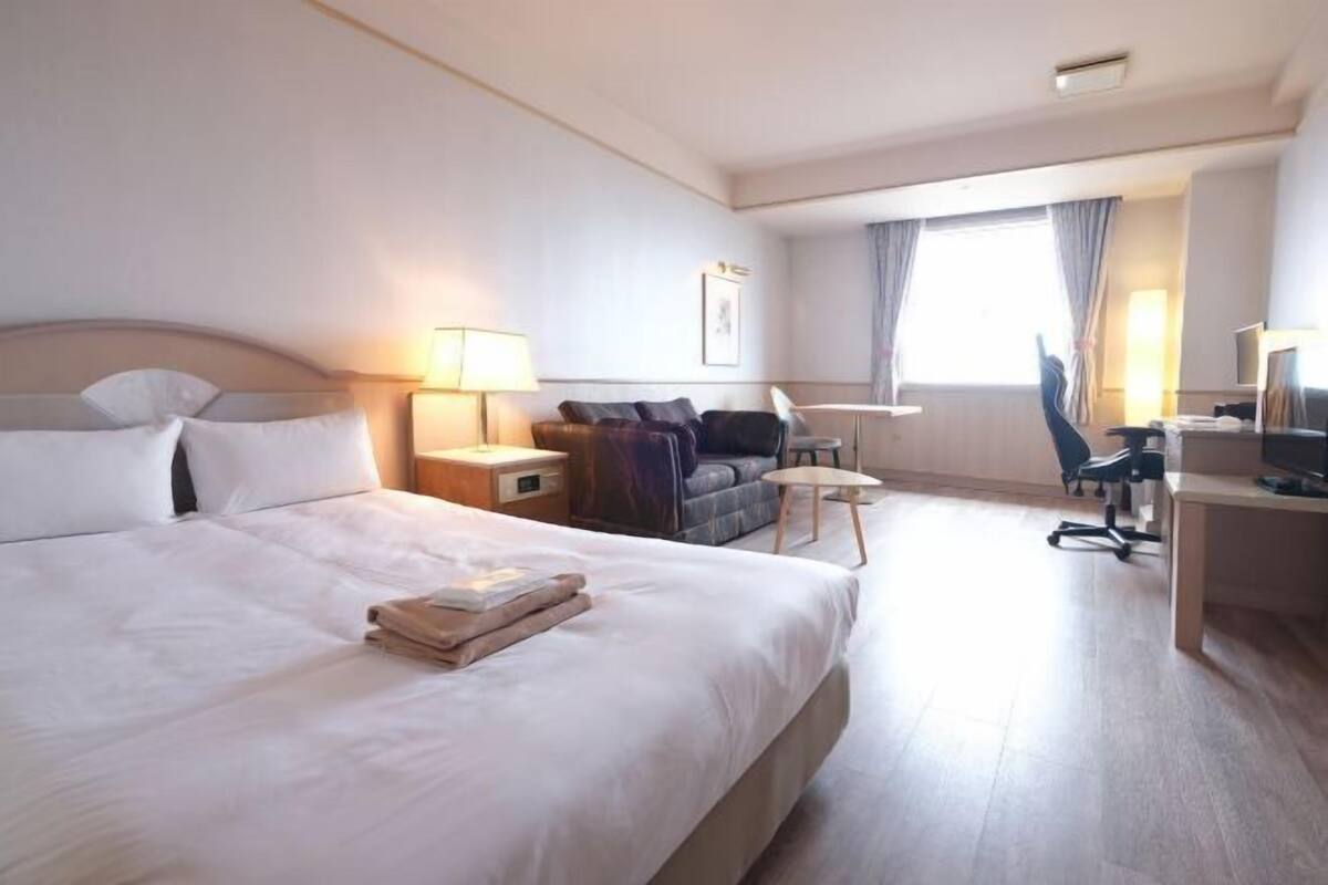 Hochwertige Bettwaren, Zimmersafe, Bettwäsche