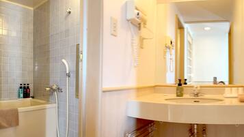 旋水按摩花洒、吹风机、拖鞋、电子马桶