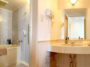 A bathroom with a bathtub, a shower, a sink, and a mirror. - Palcall Tsumagoi Resort (Tsumagoi)