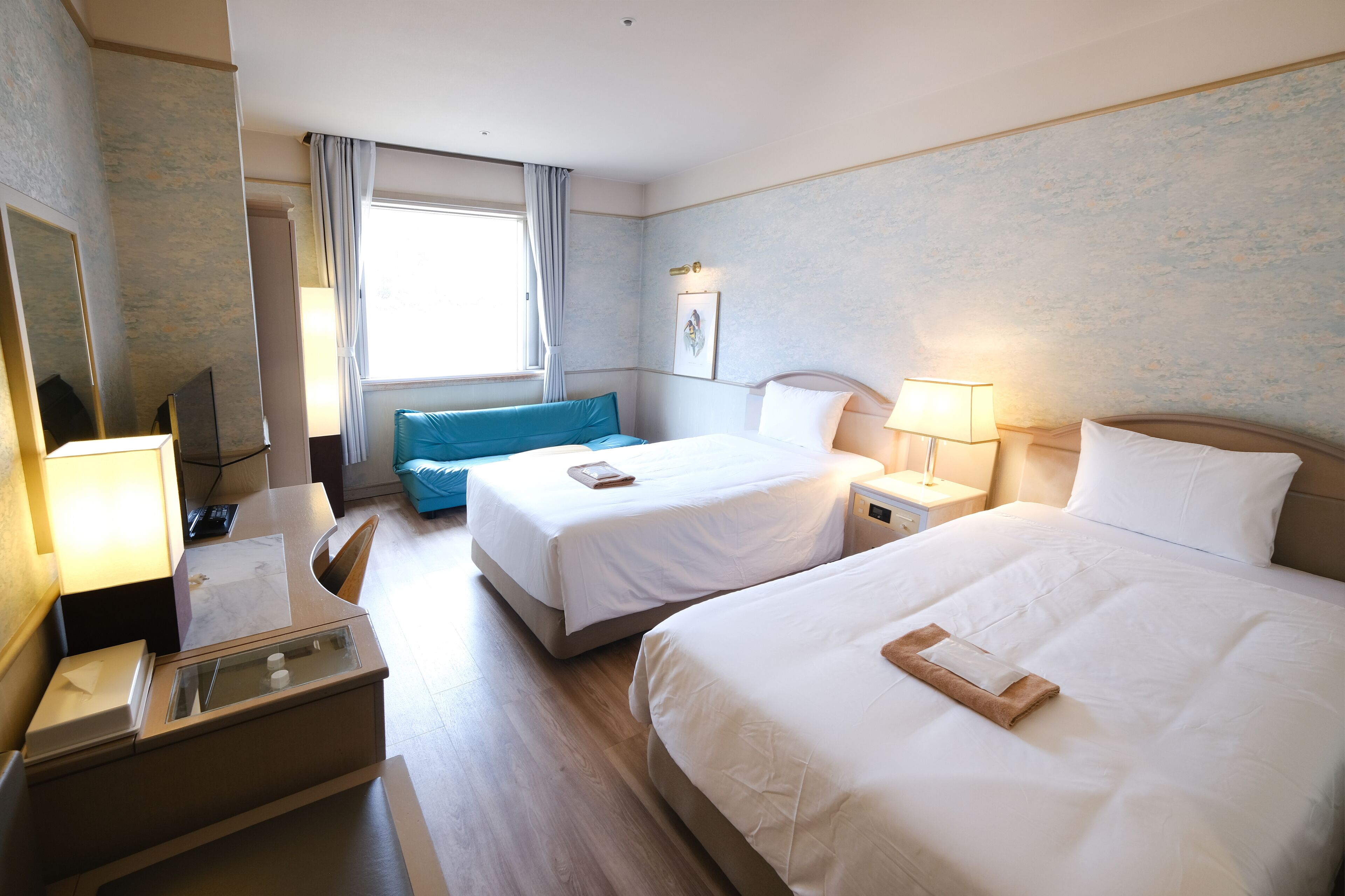 Premium bedding, in-room safe, bed sheets