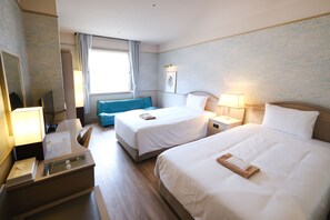 Ylelliset vuodevaatteet, tallelokero huoneessa, vuodevaatteet