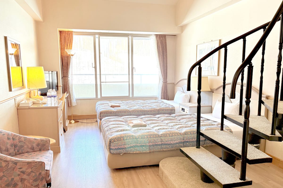 Ropa de cama de alta calidad y caja de seguridad en la habitación