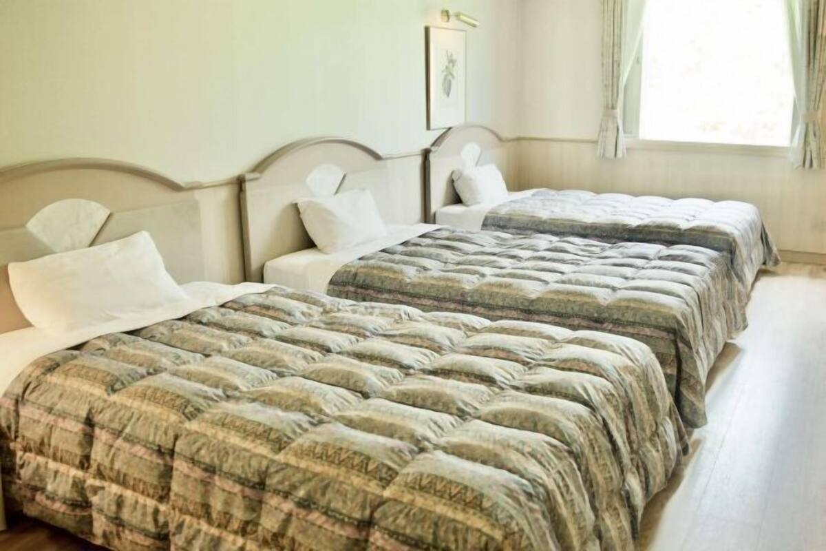 Premium bedding, in-room safe, bed sheets
