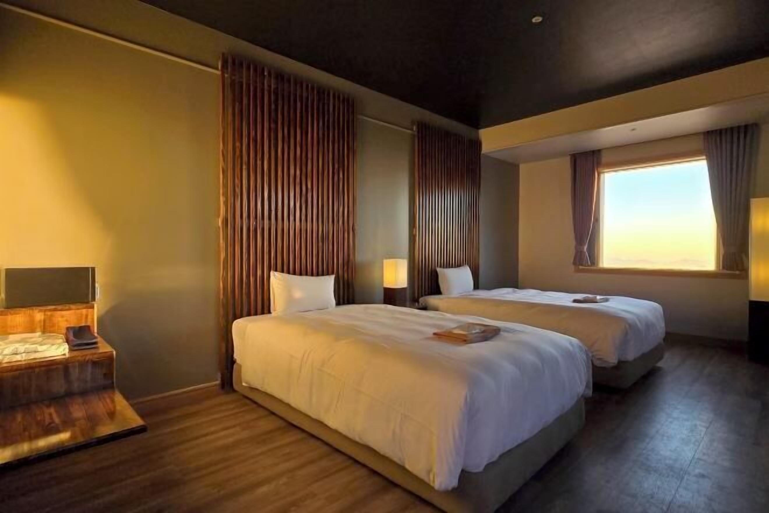 Ropa de cama de alta calidad y caja de seguridad en la habitación 