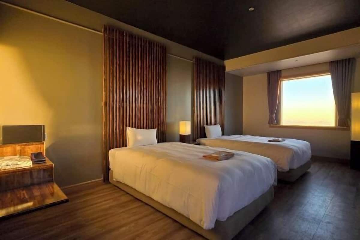 Premium bedding, in-room safe, bed sheets