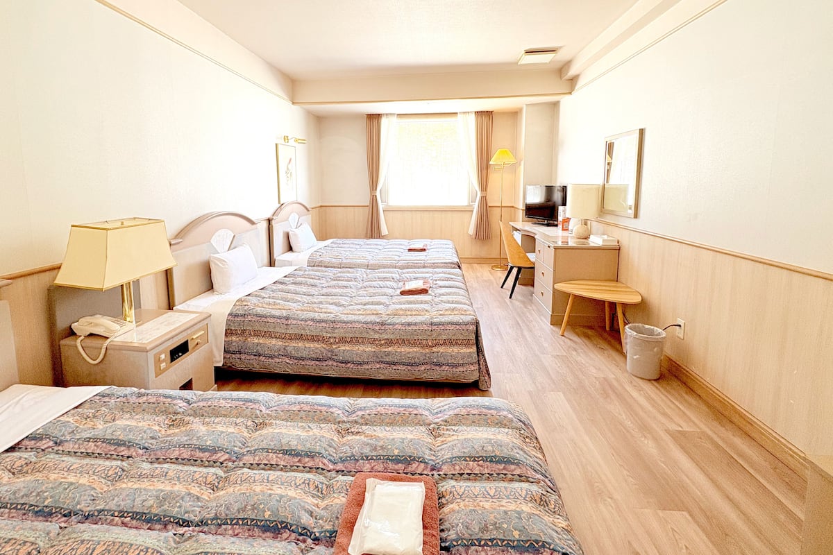 Ropa de cama de alta calidad y caja de seguridad en la habitación
