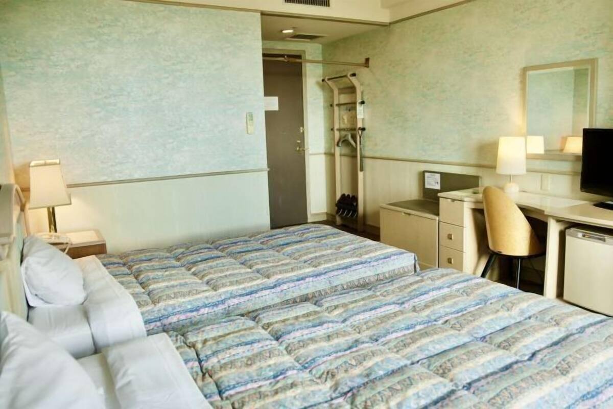 Premium bedding, in-room safe, bed sheets