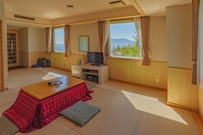 Japanese Room | Ylelliset vuodevaatteet, tallelokero huoneessa, vuodevaatteet