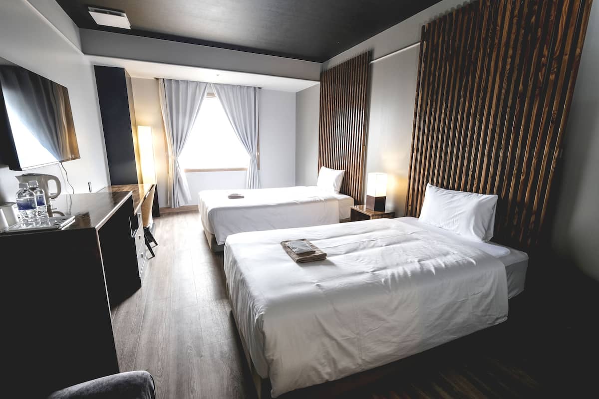 Premium Deluxe Twin | Premium bedding, in-room safe, bed sheets