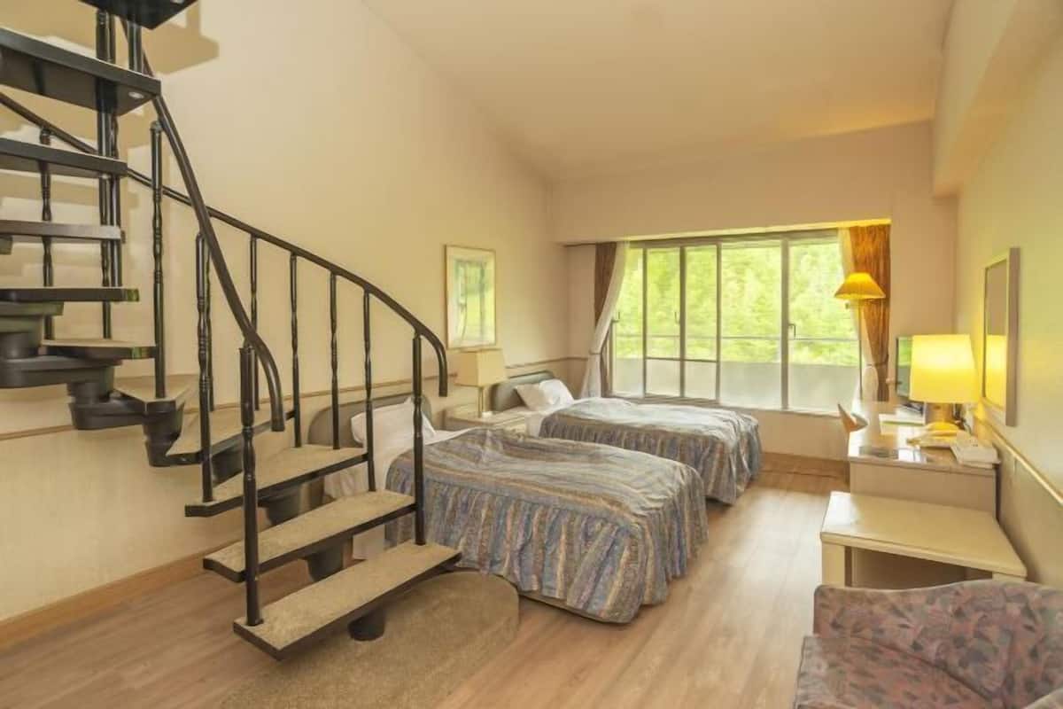 Ropa de cama de alta calidad y caja de seguridad en la habitación