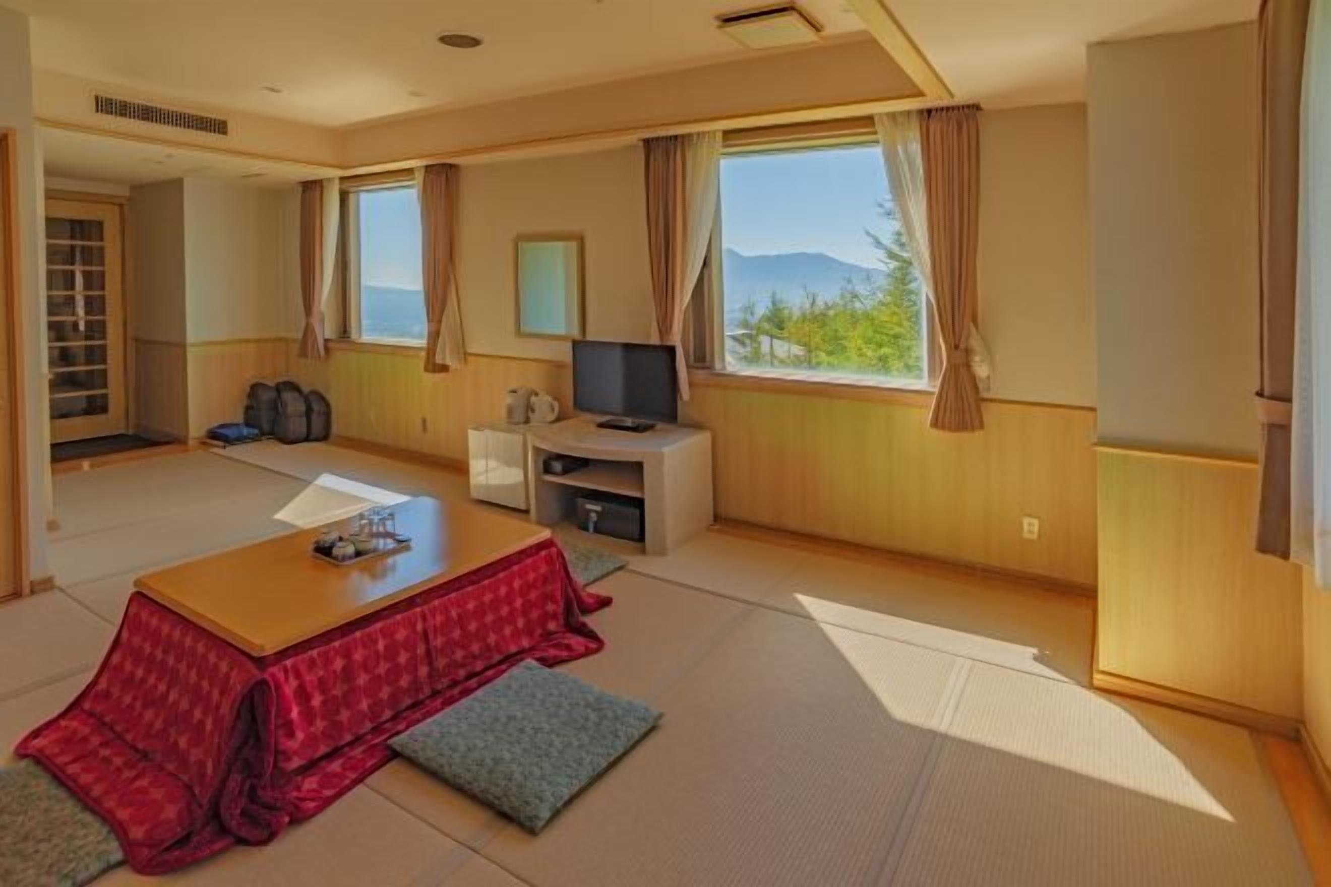 起居区 | 平板电视、玩具