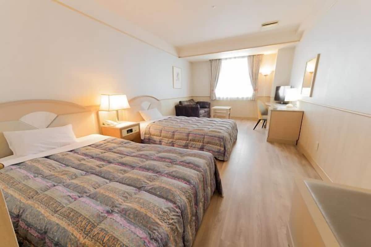 Ropa de cama de alta calidad y caja de seguridad en la habitación