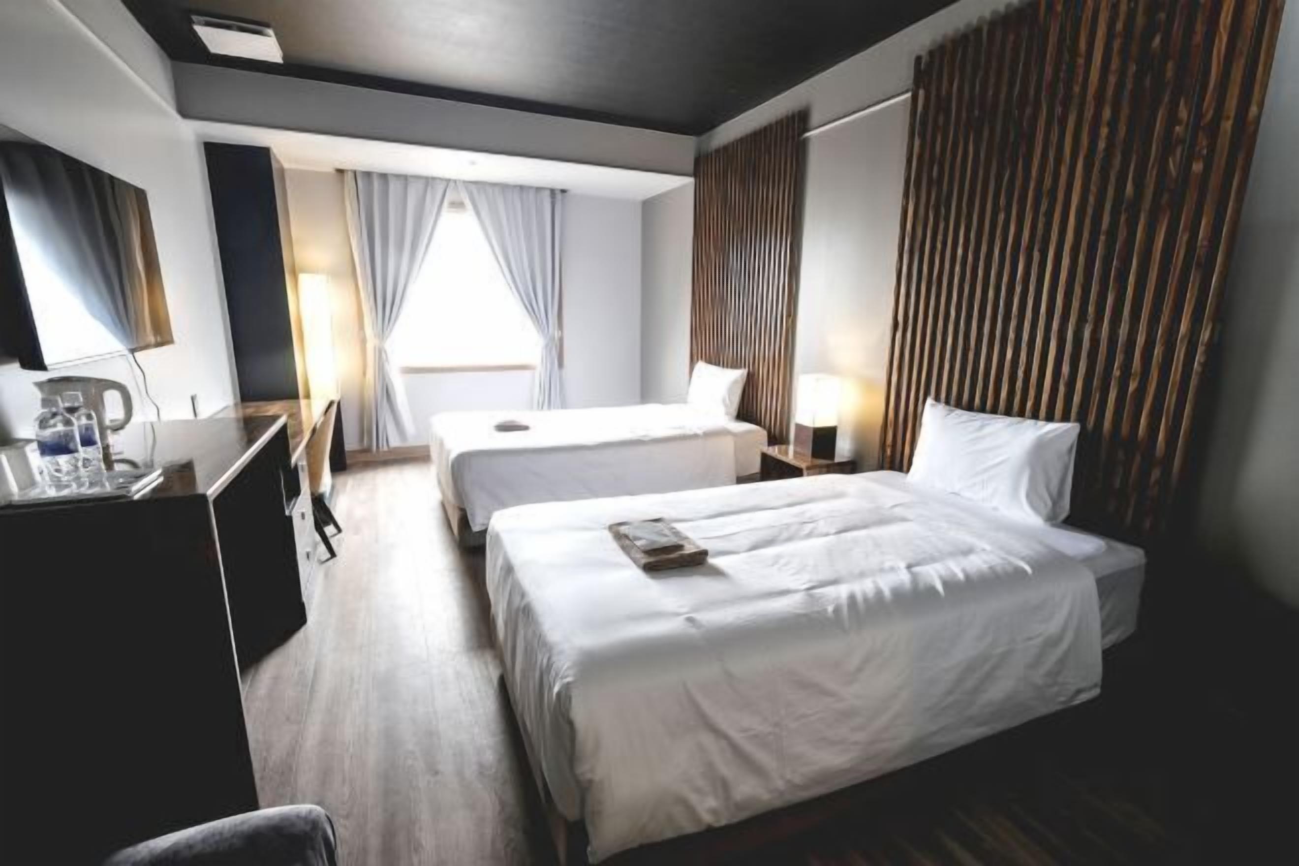 Premium bedding, in-room safe, bed sheets