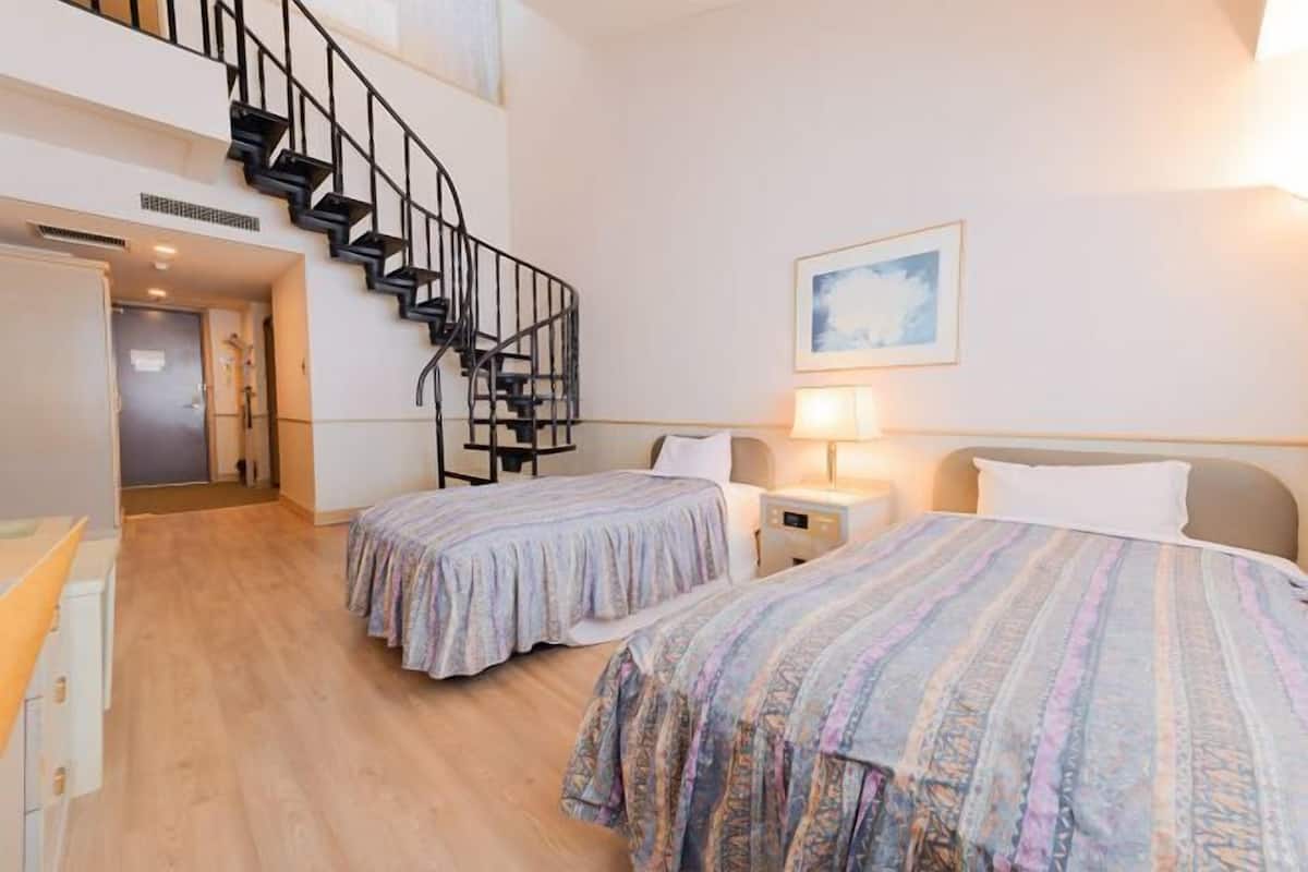 Ropa de cama de alta calidad y caja de seguridad en la habitación
