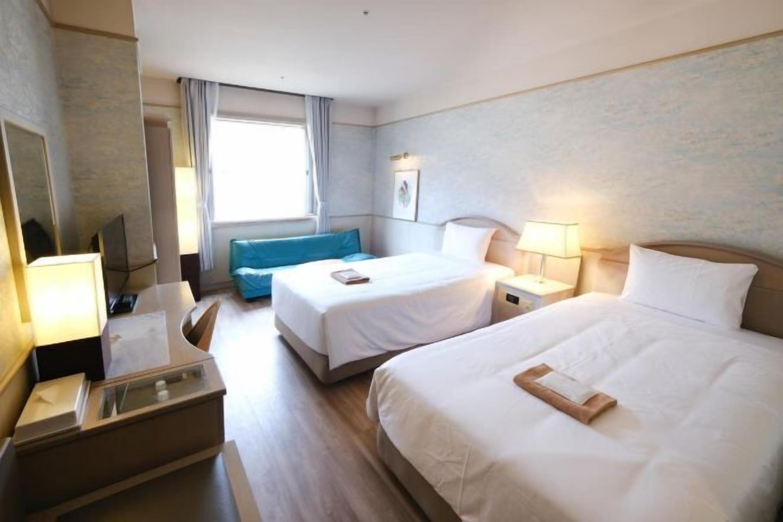 Premium bedding, in-room safe, bed sheets