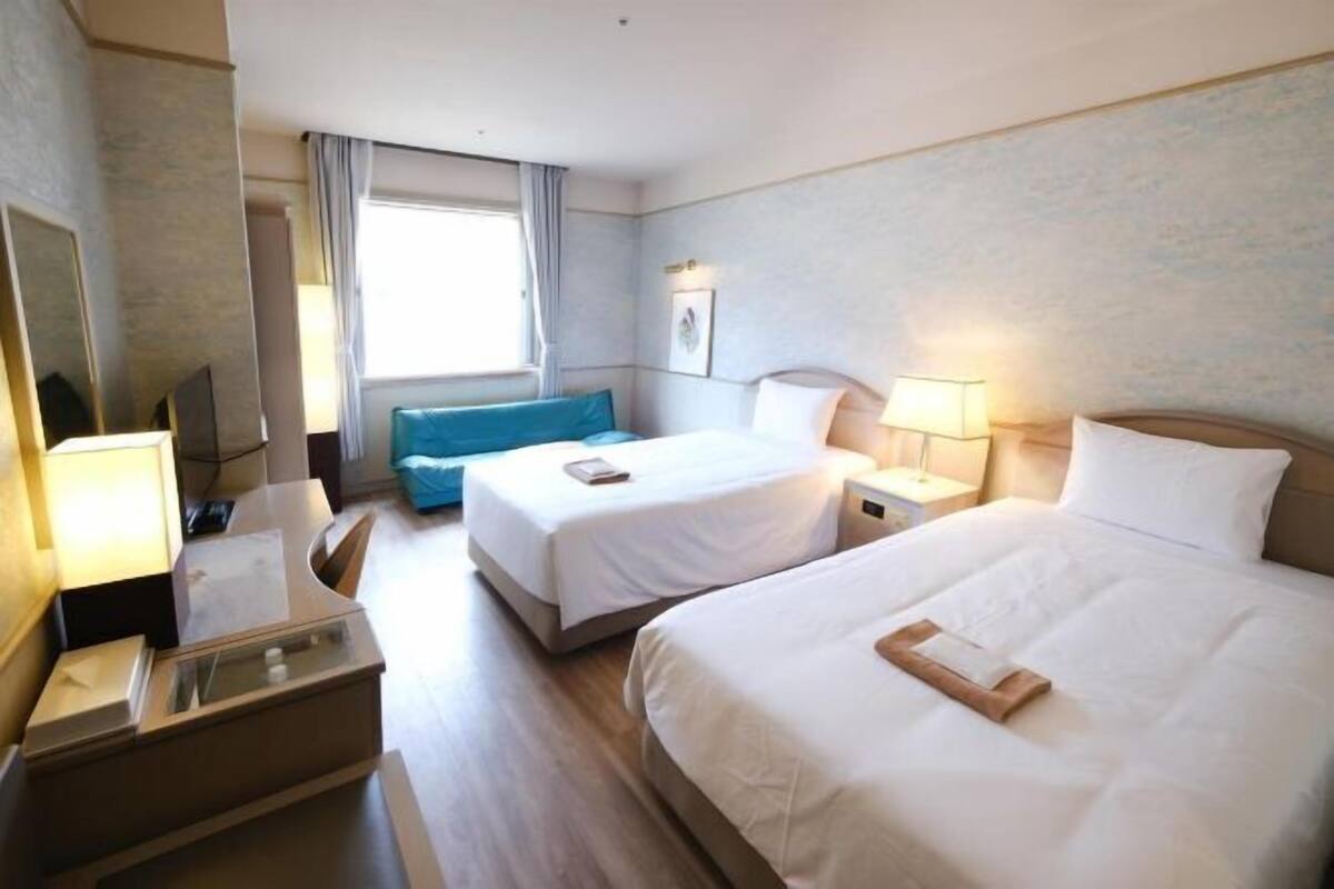 Premium bedding, in-room safe, bed sheets