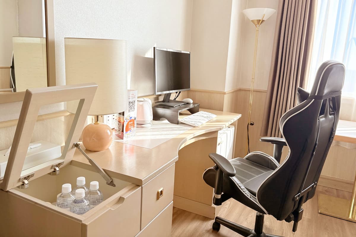 Habitación doble | Ropa de cama de alta calidad y caja de seguridad en la habitación