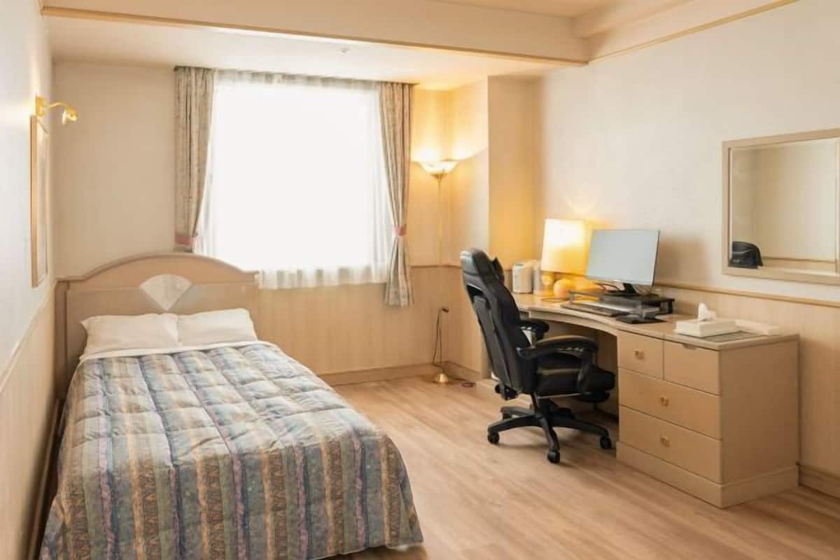 Ropa de cama de alta calidad y caja de seguridad en la habitación